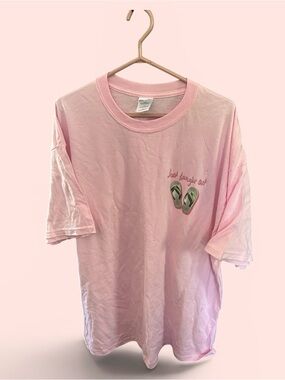 Gildan Pink Tee with Flip-Flop Graphic NWOT